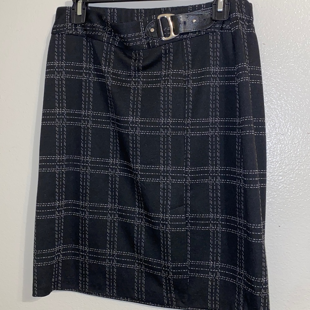 🌼Size small patterned skirt with faux belt in front🌼